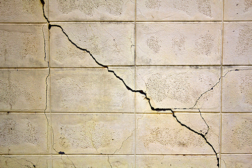 摄图网_320423627_墙壁中预显的裂缝 在对角运行 并带有额外的纹理（企业商用）.jpg